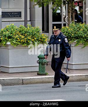 WASHINGTON DC - 20 APRILE 2002Immigration marzo di protesta dei diritti a Washington DC. CC. Il capo della polizia Charles Gainer che porta il suo bastone di sommosse mentre osserva l'azione durante una marcia sui diritti di immigrazione. Credito: Mark Reinstein/MediaPunch Foto Stock