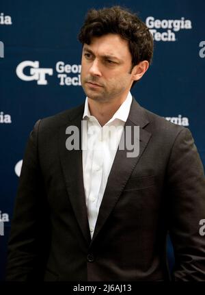 Georgia, Stati Uniti. 29th Apr 2022. 29 aprile 2022 - Atlanta, Georgia, USA - il senatore degli Stati Uniti JON OSSOFF (D-GA) attende il suo turno per parlare alla Georgia Tech della legge bipartisan sulle infrastrutture, del combustibile a idrogeno e di altre opportunità di energia pulita per la Georgia.(Credit Image: © Brian Cahn/ZUMA Press Wire) Credit: ZUMA Press, Inc./Alamy Live News Foto Stock