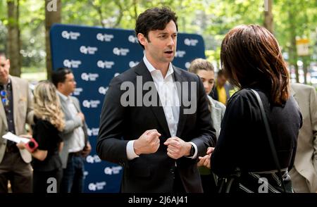 Georgia, Stati Uniti. 29th Apr 2022. 29 aprile 2022 - Atlanta, Georgia, USA - il senatore statunitense JON OSSOFF (D-GA) passa il tempo uno a uno con i partecipanti alla tavola rotonda che hanno partecipato a una discussione al Georgia Tech sulla legge sulle infrastrutture bipartisan, il combustibile a idrogeno e le opportunità di energia pulita per la Georgia.(immagine di credito: © Brian Cahn/ZUMA Press Wire) credito: ZUMA Press, Inc./Alamy Live News Foto Stock