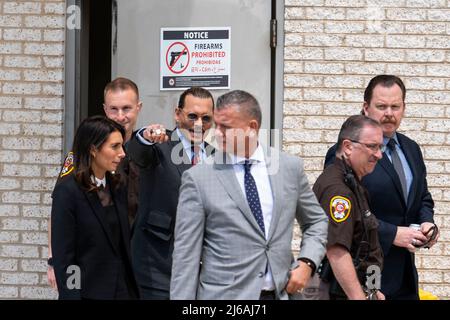 L'attore Johnny Depp ondeggia verso i fan fuori dal tribunale della contea di Fairfax durante il caso di diffamazione portato da Depp contro la sua ex moglie Amber Heard, a Fairfax, V.A., mercoledì 27 aprile, 2022. Credito: Sarah Silbiger / CNP (RESTRIZIONE: NESSUN giornale New York o New Jersey o giornali entro un raggio di 75 miglia da New York City) Foto Stock