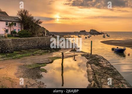 Bude, Cornovaglia, Regno Unito. Venerdì 29th Aprile 2022. Dopo una calda giornata di primavera nel sud-ovest dell'Inghilterra, strati di nubi si sviluppano all'orizzonte mentre il sole tramonta sulle acque frangiflutti di Bude nella Cornovaglia nord-orientale. Terry Mathews. Alamy Live News. Foto Stock