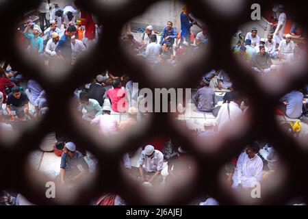 Kolkata, India. 29th Apr 2022. 29 aprile 2022, Kolkata, Bengala Occidentale, India: Le comunità musulmane hanno partecipato lo scorso Jumma Iftar del mese santo dell'osservazione del Ramadan a Kolkata. (Credit Image: © Rahul Sadhukhan/Pacific Press via ZUMA Press Wire) Credit: ZUMA Press, Inc./Alamy Live News Foto Stock