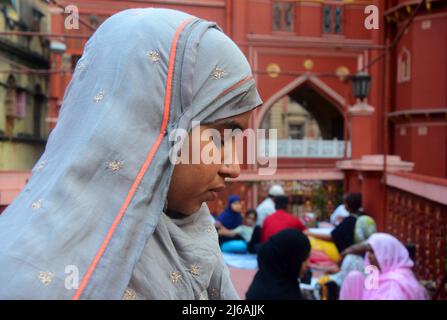 Kolkata, India. 29th Apr 2022. 29 aprile 2022, Kolkata, Bengala Occidentale, India: Ragazza musulmana ha partecipato ultimo Jumma Iftar del mese santo dell'osservazione del Ramadan a Kolkata (immagine di accreditamento: © Rahul Sadhukhan/Pacific Press via ZUMA Press Wire) accreditamento: ZUMA Press, Inc./Alamy Live News Foto Stock