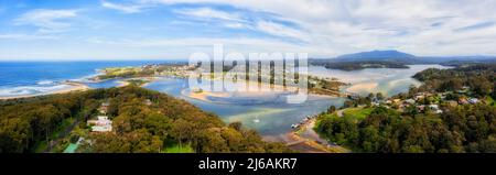 Paesaggio panoramico di Wagonga Inlet sulla costa meridionale intorno a Narooma città in Australia - panorama aereo. Foto Stock