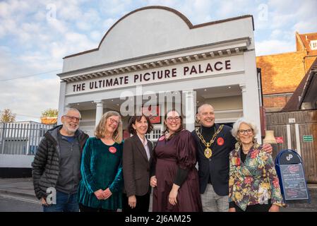 Oxford East MP Anneliese Dodds (3rd da sinistra) e Lord Mayor di Oxford Mark Lygo (2nd da destra) all'evento di lancio #OwnTheUpp al Ultimate Picture Palace, l'unico cinema indipendente di Oxford, messo in vendita, con la comunità data la prima opzione di acquistarlo. L'UPP ha avuto una storia variegata di 111 anni ed è ora il più riuscito che sia mai stato. Il direttore esecutivo Micaela Tuckwell è 3rd da destra. Per altri nomi, vedere ulteriori informazioni. Credit: Martin Anderson/Alamy Foto Stock