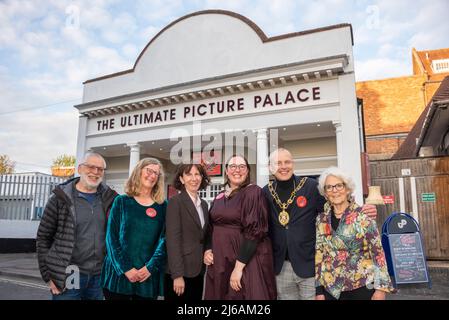 Oxford East MP Anneliese Dodds (3rd da sinistra) e Lord Mayor di Oxford Mark Lygo (2nd da destra) all'evento di lancio #OwnTheUpp al Ultimate Picture Palace, l'unico cinema indipendente di Oxford, messo in vendita, con la comunità data la prima opzione di acquistarlo. L'UPP ha avuto una storia variegata di 111 anni ed è ora il più riuscito che sia mai stato. Il direttore esecutivo Micaela Tuckwell è 3rd da destra. Per altri nomi, vedere ulteriori informazioni. Credit: Martin Anderson/Alamy Foto Stock