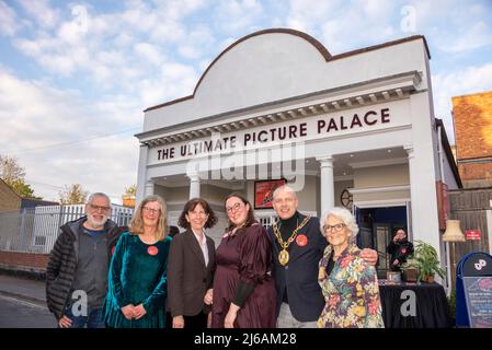 Oxford East MP Anneliese Dodds (3rd da sinistra) e Lord Mayor di Oxford Mark Lygo (2nd da destra) all'evento di lancio #OwnTheUpp al Ultimate Picture Palace, l'unico cinema indipendente di Oxford, messo in vendita, con la comunità data la prima opzione di acquistarlo. L'UPP ha avuto una storia variegata di 111 anni ed è ora il più riuscito che sia mai stato. Il direttore esecutivo Micaela Tuckwell è 3rd da destra. Per altri nomi, vedere ulteriori informazioni. Credit: Martin Anderson/Alamy Foto Stock