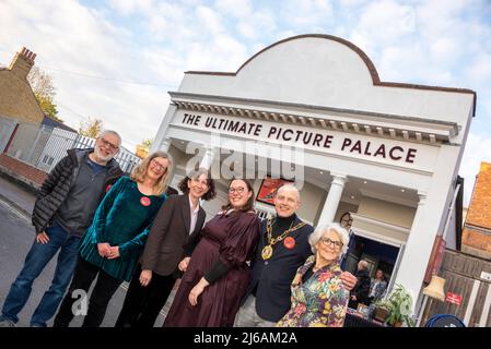 Oxford East MP Anneliese Dodds (3rd da sinistra) e Lord Mayor di Oxford Mark Lygo (2nd da destra) all'evento di lancio #OwnTheUpp al Ultimate Picture Palace, l'unico cinema indipendente di Oxford, messo in vendita, con la comunità data la prima opzione di acquistarlo. L'UPP ha avuto una storia variegata di 111 anni ed è ora il più riuscito che sia mai stato. Il direttore esecutivo Micaela Tuckwell è 3rd da destra. Per altri nomi, vedere ulteriori informazioni. Credit: Martin Anderson/Alamy Foto Stock