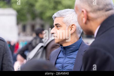 Londra, Regno Unito. 29th aprile 2022. Sadiq Khan, sindaco di Londra, partecipa e incontra i membri del pubblico all'Open Iftar nel centro di Londra, organizzato dal Ramadan Tent Project, la gente viene a condividere un pasto serale per rompere velocemente prima della fine del Ramadan. Credit: Glosszoom/Alamy Live News Foto Stock