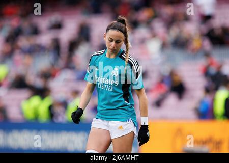 BARCELLONA - MAR 30: Athenea del Castillo si riscalda prima della partita UEFA Women's Champions League tra il FC Barcelona e il Real Madrid al campo No Foto Stock