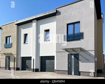 Vista esterna di una moderna casa cittadina. Il concetto di edifici all'aperto di case residenziali a più appartamenti Foto Stock