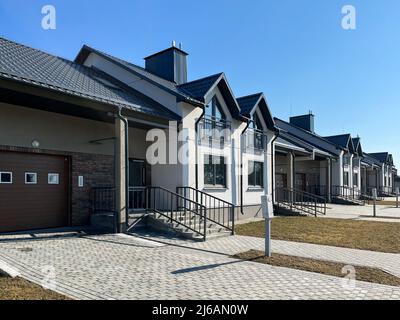 Vista esterna di una moderna casa cittadina. Il concetto di edifici all'aperto di case residenziali a più appartamenti Foto Stock