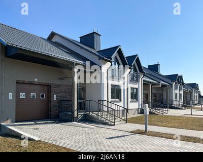 Vista esterna di una moderna casa cittadina. Il concetto di edifici all'aperto di case residenziali a più appartamenti Foto Stock