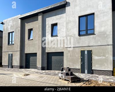 Vista esterna di una moderna casa cittadina. Il concetto di edifici all'aperto di case residenziali a più appartamenti Foto Stock