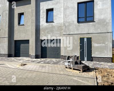 Vista esterna di una moderna casa cittadina. Il concetto di edifici all'aperto di case residenziali a più appartamenti Foto Stock