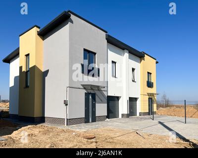 Vista esterna di una moderna casa cittadina. Il concetto di edifici all'aperto di case residenziali a più appartamenti Foto Stock