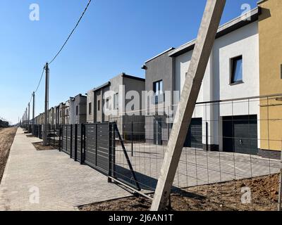 Vista esterna di una moderna casa cittadina. Il concetto di edifici all'aperto di case residenziali a più appartamenti Foto Stock