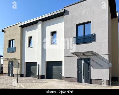 Vista esterna di una moderna casa cittadina. Il concetto di edifici all'aperto di case residenziali a più appartamenti Foto Stock