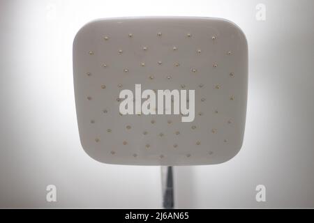 Doccia nella vasca da bagno con soffione a vista Foto Stock