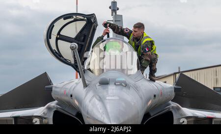 Il personale dell'Aeronautica militare francese effettua controlli pre-volo su Dassault Rafales francese durante Point Blank 22-2 presso la Royal Air Force Lakenheath, Inghilterra, 28 aprile 2022. Point Blank è un esercizio multilaterale che migliora le relazioni professionali e migliora il coordinamento generale con gli alleati e le milizie partner. (STATI UNITI Air Force foto di Senior Airman Koby I. Saunders) Foto Stock