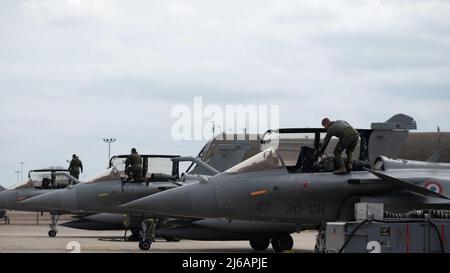 Il personale dell'Aeronautica militare francese effettua controlli pre-volo su Dassault Rafales francese durante Point Blank 22-2 presso la Royal Air Force Lakenheath, Inghilterra, il 28 aprile 2022. Questa iterazione di Point Blank comprendeva la partecipazione dell'Aeronautica militare francese, dell'Aeronautica militare reale e dell'Aeronautica militare reale olandese. (STATI UNITI Air Force foto di Senior Airman Koby I. Saunders) Foto Stock