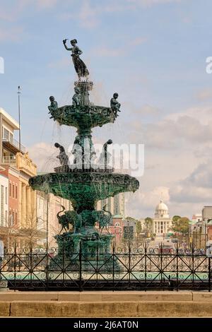 Fontana di Court Square costruita alla fine del 1800 con il Campidoglio dell'Alabama sullo sfondo. Montgomery Alabama USA. Foto Stock