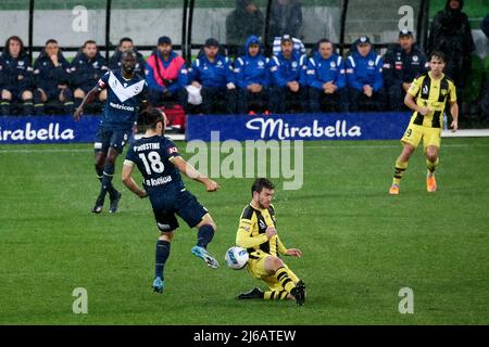 Melbourne, Australia, 29 aprile 2022. Nicholas D'Agostino della Melbourne Victory calcia la palla durante la partita di calcio A-League tra Melbourne Victory e Wellington Phoenix all'AAMI Park il 29 aprile 2022 a Melbourne, Australia. Credit: Dave Hewison/Speed Media/Alamy Live News Foto Stock