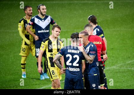 Melbourne, Australia, 29 aprile 2022. Jason Davidson della Melbourne Victory parla con Jake Brimmer della Melbourne Victory durante la partita di calcio A-League tra Melbourne Victory e Wellington Phoenix all'AAMI Park il 29 aprile 2022 a Melbourne, Australia. Credit: Dave Hewison/Speed Media/Alamy Live News Foto Stock