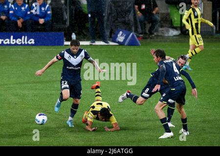 Melbourne, Australia, 29 aprile 2022. Jake Brimmer of Melbourne Victory controlla la palla durante la partita di calcio A-League tra Melbourne Victory e Wellington Phoenix all'AAMI Park il 29 aprile 2022 a Melbourne, Australia. Credit: Dave Hewison/Speed Media/Alamy Live News Foto Stock