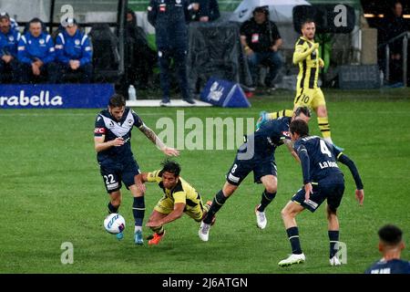 Melbourne, Australia, 29 aprile 2022. Jake Brimmer of Melbourne Victory controlla la palla durante la partita di calcio A-League tra Melbourne Victory e Wellington Phoenix all'AAMI Park il 29 aprile 2022 a Melbourne, Australia. Credit: Dave Hewison/Speed Media/Alamy Live News Foto Stock