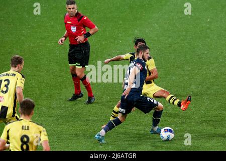 Melbourne, Australia, 29 aprile 2022. Jake Brimmer of Melbourne Victory controlla la palla durante la partita di calcio A-League tra Melbourne Victory e Wellington Phoenix all'AAMI Park il 29 aprile 2022 a Melbourne, Australia. Credit: Dave Hewison/Speed Media/Alamy Live News Foto Stock