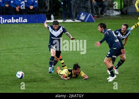 Melbourne, Australia, 29 aprile 2022. Jake Brimmer of Melbourne Victory controlla la palla durante la partita di calcio A-League tra Melbourne Victory e Wellington Phoenix all'AAMI Park il 29 aprile 2022 a Melbourne, Australia. Credit: Dave Hewison/Speed Media/Alamy Live News Foto Stock