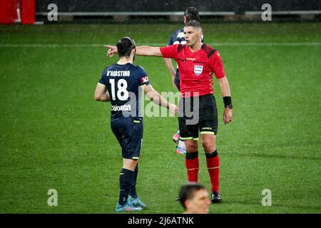 Melbourne, Australia, 29 aprile 2022. Nicholas D'Agostino della Melbourne Victory sostiene con l'arbitro durante la partita di calcio A-League tra Melbourne Victory e Wellington Phoenix all'AAMI Park il 29 aprile 2022 a Melbourne, Australia. Credit: Dave Hewison/Speed Media/Alamy Live News Foto Stock