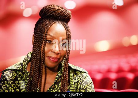 Lubiana, Slovenia. 29th Apr 2022. Lo scrittore Chimamanda Ngozi Adichie ha visto alla Fabula letteratura del festival mondiale di Lubiana. Il premiato autore nigeriano ha parlato del suo libro Notes on Grief. Credit: SOPA Images Limited/Alamy Live News Foto Stock