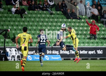 Melbourne, Australia, 29 aprile 2022. Nicholas D'Agostino della Melbourne Victory dirige la palla durante la partita di calcio A-League tra Melbourne Victory e Wellington Phoenix all'AAMI Park il 29 aprile 2022 a Melbourne, Australia. Credit: Dave Hewison/Speed Media/Alamy Live News Foto Stock