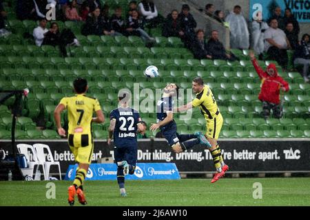 Melbourne, Australia, 29 aprile 2022. Nicholas D'Agostino della Melbourne Victory dirige la palla durante la partita di calcio A-League tra Melbourne Victory e Wellington Phoenix all'AAMI Park il 29 aprile 2022 a Melbourne, Australia. Credit: Dave Hewison/Speed Media/Alamy Live News Foto Stock