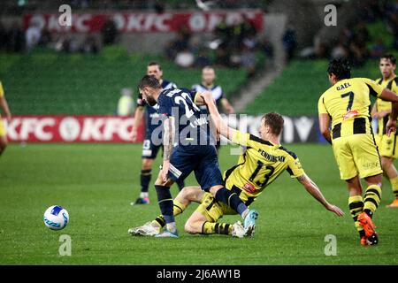 Melbourne, Australia, 29 aprile 2022. Nicholas Pennington di Wellington Phoenix cade durante la partita di calcio A-League tra Melbourne Victory e Wellington Phoenix all'AAMI Park il 29 aprile 2022 a Melbourne, Australia. Credit: Dave Hewison/Speed Media/Alamy Live News Foto Stock