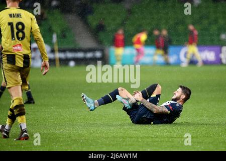 Melbourne, Australia, 29 aprile 2022. Jake Brimmer of Melbourne Victory si ferisce durante la partita di calcio A-League tra Melbourne Victory e Wellington Phoenix all'AAMI Park il 29 aprile 2022 a Melbourne, Australia. Credit: Dave Hewison/Speed Media/Alamy Live News Foto Stock