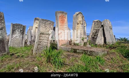 Chernivtsi, Ucraina 02 agosto 2021 vecchio cimitero ebraico. Pietre tombali rickety in un vecchio cimitero Foto Stock