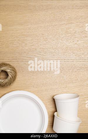 Eco friendly Concept, capsule di carta e tazza di carta in fibra vegetale naturale con corda di iuta. Foto Stock