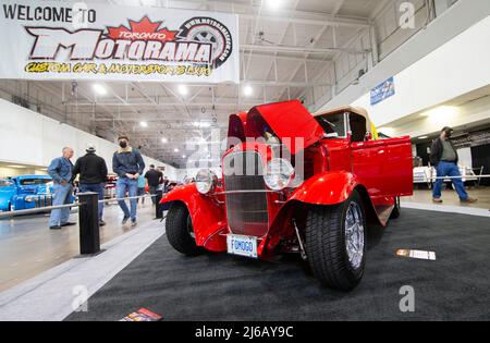 Mississauga, Canada. 29th Apr 2022. (220430) -- MISSISSAUGA, 30 aprile 2022 (Xinhua) -- la gente visualizza un veicolo Ford su ordinazione al Toronto Motorama Custom Car & Motorsports Expo 2022 a Mississauga, la zona grande di Toronto, Canada, 29 aprile 2022. L'evento annuale di tre giorni si tiene qui dal 29 aprile al 1 maggio di quest'anno. (Foto di Zou Zheng/Xinhua) Credit: Xinhua/Alamy Live News Foto Stock