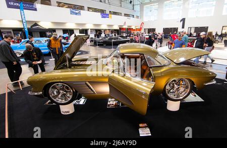 Mississauga, Canada. 29th Apr 2022. (220430) -- MISSISSAUGA, 30 aprile 2022 (Xinhua) -- la gente guarda un veicolo Corvette personalizzato al Toronto Motorama Custom Car & Motorsports Expo 2022 a Mississauga, The Greater Toronto Area, Canada, 29 aprile 2022. L'evento annuale di tre giorni si tiene qui dal 29 aprile al 1 maggio di quest'anno. (Foto di Zou Zheng/Xinhua) Credit: Xinhua/Alamy Live News Foto Stock