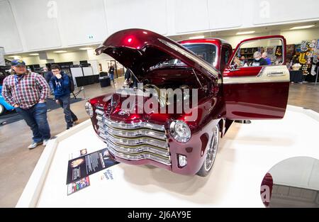 Mississauga, Canada. 29th Apr 2022. (220430) -- MISSISSAUGA, 30 aprile 2022 (Xinhua) -- la gente visualizza un veicolo di pick-up Chevrolet personalizzato al Toronto Motorama Custom Car & Motorsports Expo 2022 a Mississauga, The Greater Toronto Area, Canada, 29 aprile 2022. L'evento annuale di tre giorni si tiene qui dal 29 aprile al 1 maggio di quest'anno. (Foto di Zou Zheng/Xinhua) Credit: Xinhua/Alamy Live News Foto Stock