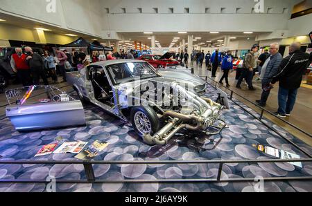 Mississauga, Canada. 29th Apr 2022. (220430) -- MISSISSAUGA, 30 aprile 2022 (Xinhua) -- la gente guarda un veicolo Ford Mustang personalizzato al Toronto Motorama Custom Car & Motorsports Expo 2022 a Mississauga, la zona di Toronto Grande, Canada, 29 aprile 2022. L'evento annuale di tre giorni si tiene qui dal 29 aprile al 1 maggio di quest'anno. (Foto di Zou Zheng/Xinhua) Credit: Xinhua/Alamy Live News Foto Stock