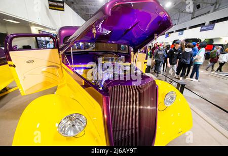 Mississauga, Canada. 29th Apr 2022. (220430) -- MISSISSAUGA, 30 aprile 2022 (Xinhua) -- Un veicolo Ford personalizzato è visto alla Toronto Motorama Custom Car & Motorsports Expo 2022 a Mississauga, la zona grande di Toronto, Canada, 29 aprile 2022. L'evento annuale di tre giorni si tiene qui dal 29 aprile al 1 maggio di quest'anno. (Foto di Zou Zheng/Xinhua) Credit: Xinhua/Alamy Live News Foto Stock