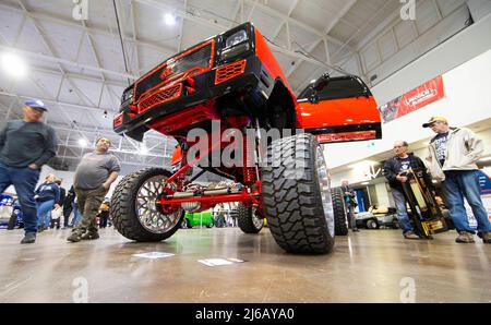 Mississauga, Canada. 29th Apr 2022. (220430) -- MISSISSAUGA, 30 aprile 2022 (Xinhua) -- la gente visualizza un veicolo di Dodge personalizzato al Toronto Motorama Custom Car & Motorsports Expo 2022 a Mississauga, la zona di Toronto Grande, Canada, 29 aprile 2022. L'evento annuale di tre giorni si tiene qui dal 29 aprile al 1 maggio di quest'anno. (Foto di Zou Zheng/Xinhua) Credit: Xinhua/Alamy Live News Foto Stock