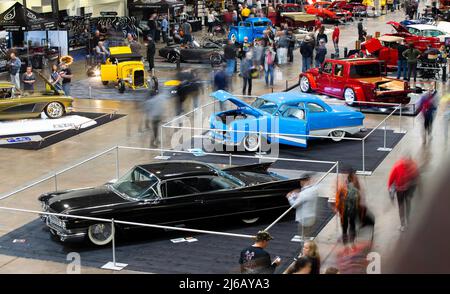 Mississauga, Canada. 29th Apr 2022. (220430) -- MISSISSAUGA, 30 aprile 2022 (Xinhua) -- la gente visita il Toronto Motorama Custom Car & Motorsports Expo 2022 a Mississauga, The Greater Toronto Area, Canada, 29 aprile 2022. L'evento annuale di tre giorni si tiene qui dal 29 aprile al 1 maggio di quest'anno. (Foto di Zou Zheng/Xinhua) Credit: Xinhua/Alamy Live News Foto Stock