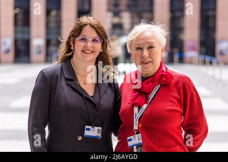 Strasburg, Francia. 29th Apr 2022. 29 aprile 2022, Francia, Straßburg: Antonia Kieper di Colonia (l) e Wiktoria Tyszka-Ulezalka di Poznan (r) si trovano in un edificio del Parlamento europeo. Le due donne partecipano alla conferenza sul futuro dell'Europa. (Al dpa: "Nuovo inizio o lavoro autonomo? Conferenza europea entra in finale') Foto: Philipp von Ditfurth/dpa Credit: dpa Picture Alliance/Alamy Live News Foto Stock