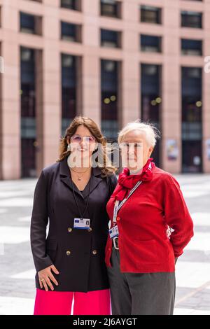 Strasburg, Francia. 29th Apr 2022. 29 aprile 2022, Francia, Straßburg: Antonia Kieper di Colonia (l) e Wiktoria Tyszka-Ulezalka di Poznan (r) si trovano in un edificio del Parlamento europeo. Le due donne partecipano alla conferenza sul futuro dell'Europa. (Al dpa: "Nuovo inizio o lavoro autonomo? Conferenza europea entra in finale') Foto: Philipp von Ditfurth/dpa Credit: dpa Picture Alliance/Alamy Live News Foto Stock