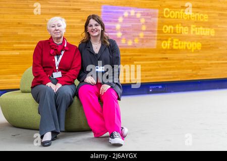 Strasburg, Francia. 29th Apr 2022. 29 aprile 2022, Francia, Straßburg: Antonia Kieper di Colonia (r) e Wiktoria Tyszka-Ulezalka di Poznan (l) siedono in un edificio del Parlamento europeo. Le due donne partecipano alla conferenza sul futuro dell'Europa. (Al dpa: "Nuovo inizio o lavoro autonomo? Conferenza europea entra in finale') Foto: Philipp von Ditfurth/dpa Credit: dpa Picture Alliance/Alamy Live News Foto Stock